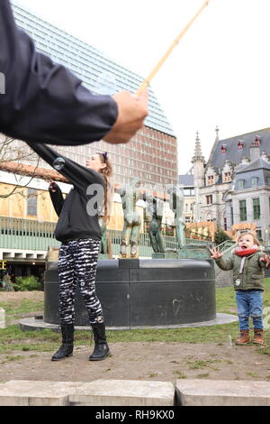 Jouer avec des bulles sur la veille de Noël, à Gand Belgique Banque D'Images