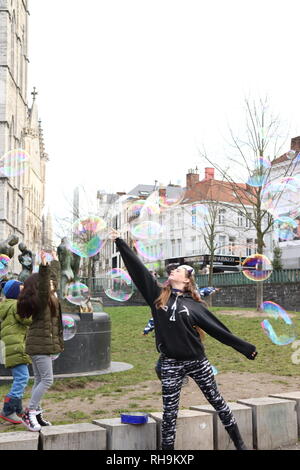 Jouer avec des bulles sur la veille de Noël, à Gand Belgique Banque D'Images