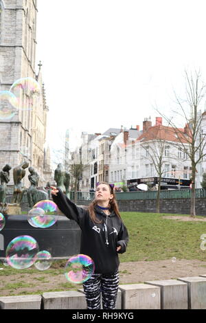 Jouer avec des bulles sur la veille de Noël, à Gand Belgique Banque D'Images