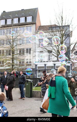 Jouer avec des bulles sur la veille de Noël, à Gand Belgique Banque D'Images