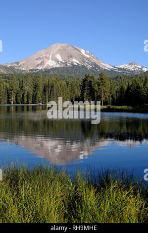 Pic Lassen Volcano reflète dans Manzanita Lake, Lassen Volcanic National Park, California, United States Banque D'Images