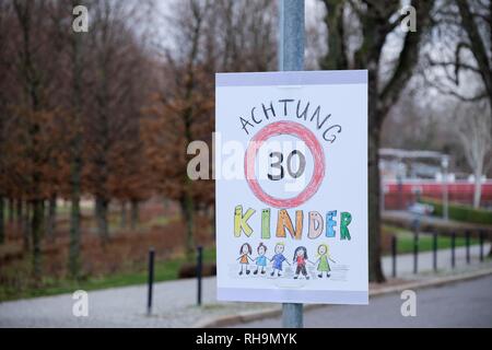 Inscrivez-tempo pour les 30 en face de la maternelle, limite de vitesse, Thuringe, Allemagne Banque D'Images