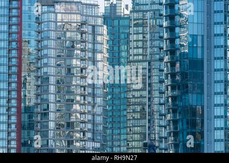 Façade en verre de plusieurs gratte-ciel, Coal Harbour, Vancouver, British Columbia, Canada Banque D'Images