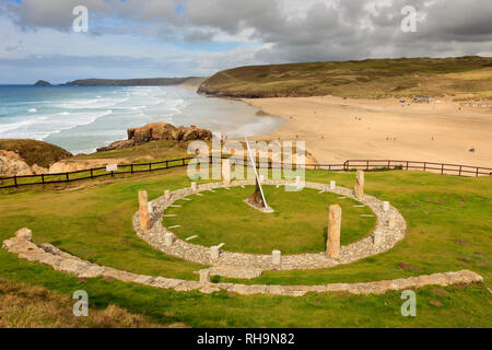 Droskyn Sundial monument du millénaire sur les falaises avec vue sur plage de Perran et baie. Broad Oak, Cornwall, England, UK, Grande-Bretagne Banque D'Images