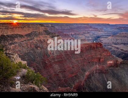 Gorge de la Grand Canyon au coucher du soleil, la rivière Colorado, vue du point Hopi, érodés paysage rock, South Rim Banque D'Images