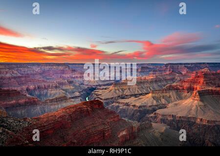 Gorge de la Grand Canyon au coucher du soleil, la rivière Colorado, vue du point Hopi, érodés paysage rock, South Rim Banque D'Images