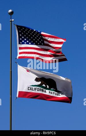 L'US-drapeau américain et le drapeau de la Californie sur un mât contre un ciel bleu, California, United States Banque D'Images