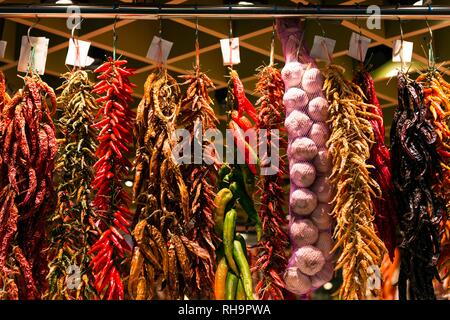 La pendaison de l'ail et le piment, les épices, le Mercat de la Boqueria ou Mercat de Sant Josep, halles, Barcelone, Espagne Banque D'Images