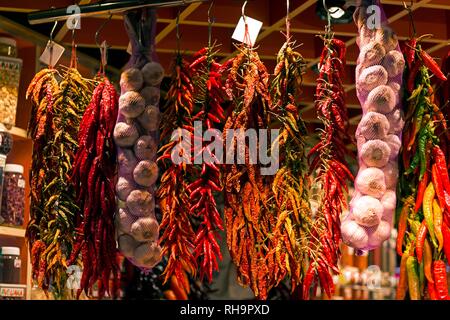 La pendaison de l'ail et le piment, les épices, le Mercat de la Boqueria ou Mercat de Sant Josep, halles, Barcelone, Espagne Banque D'Images