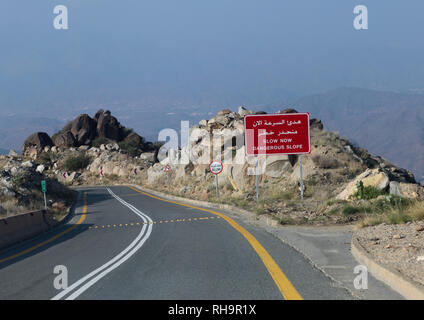 Pente dangereuse avertissement billboard, Biljurashi Al-Bahah, région, l'Arabie Saoudite Banque D'Images