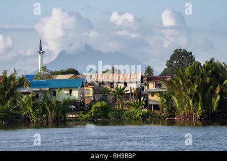 Paysage de Kuching à la banque de la rivière Sarawak, Bornéo, Malaisie Banque D'Images