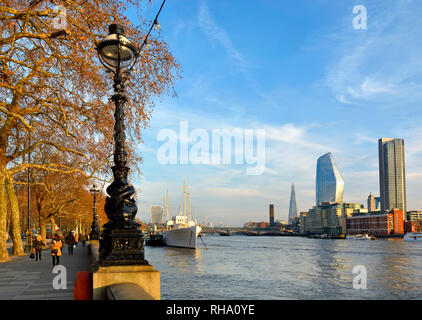 Londres, Angleterre, Royaume-Uni. Tamise et bâtiments sur la rive sud vu de la Victoria Embankment. Banque D'Images