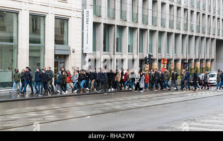 Bruxelles, Belgique - 02 01 2019 : Grand groupe de savants traversant la rue Royale pour un voyage scolaire Banque D'Images