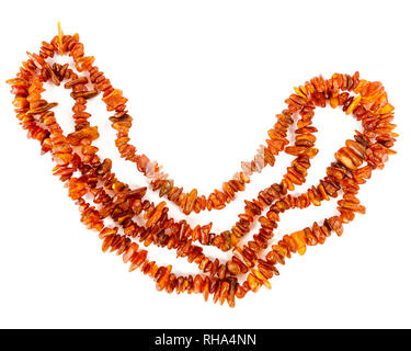 Chaîne de perles d'ambre baltique isolé sur fond blanc. Collier ambre orange vif de matières perles en un tas. Banque D'Images