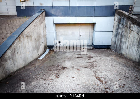 Entrée de l'ancien garage souterrain avec portes blanches. Porte de garage à un parc de stationnement souterrain. Banque D'Images