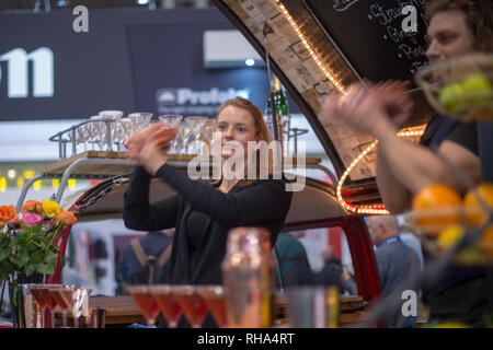 National Exhibition Centre Birmingham England 19 mars 2018 Femme hoche cocktail au stand Canon Banque D'Images