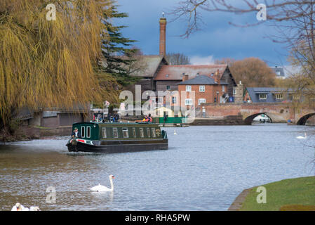 Stratford Upon Avon, Warwickshire, Angleterre 27 mars 2018 bateau étroit canal vert chefs en aval sur le fleuve avec bridge et bâtiments derrière Banque D'Images