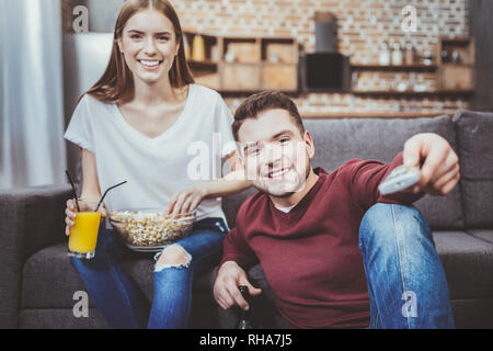 Couple heureux positive passer du temps à la maison Banque D'Images