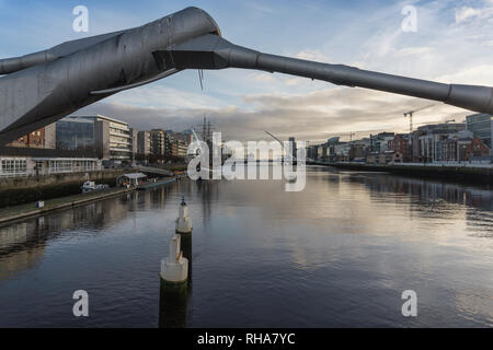 Matin sur Sean o Casey pont. Banque D'Images