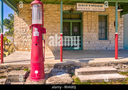 Ancien magasin général de calcaire avec un pompe à essence et l'écran portes en bois flotté, Texas Banque D'Images