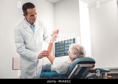 Prendre soin des mains habiles d'un chiropraticien Banque D'Images