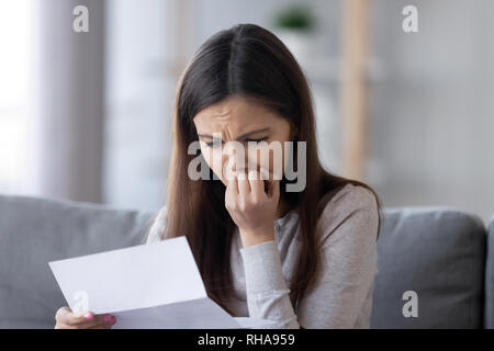 Souligné teen girl sentiment inquiet de lire de mauvaises nouvelles dans la lettre Banque D'Images