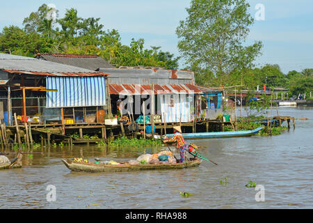 Phong Dien, Vietnam - 31 décembre 2017. Un bateau sur la rivière, au Marché Flottant Phong Dien près de Can Tho dans le Delta du Mékong Banque D'Images