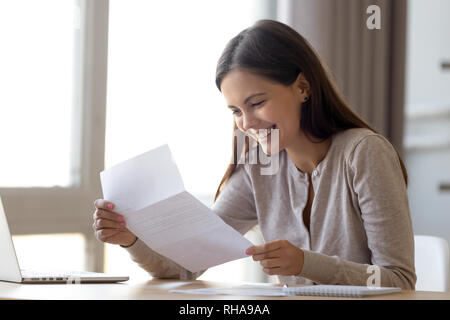 Heureux excited woman reading lettre avec de bonnes nouvelles, super offre Banque D'Images