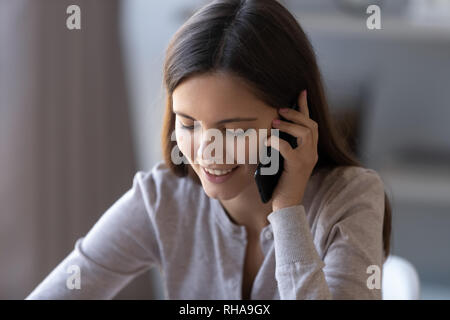 Happy teen girl talking on mobile phone conversation agréable avoir Banque D'Images