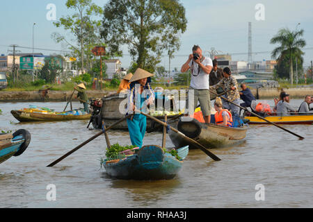 Phong Dien, Vietnam - 31 décembre 2017. Le tourisme ou une excursion en bateau prend des photos d'un vendeur au marché flottant Phong Dien près de Can Tho dans l'Meko Banque D'Images