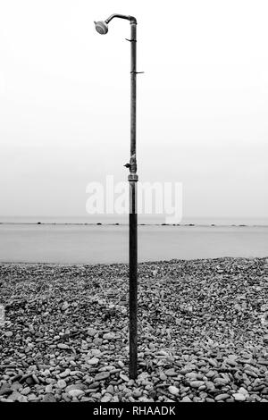 Douche sur une plage de galets Banque D'Images