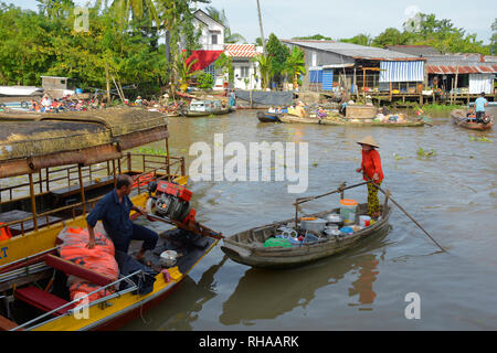 Phong Dien, Vietnam - 31 décembre 2017. Un marché vendeur rangées jusqu'au conducteur d'un bateau touristique sur le marché flottant de Phong Dien près de Can Tho dans th Banque D'Images