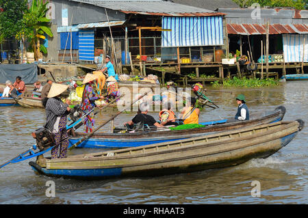 Phong Dien, Vietnam - 31 décembre 2017. Deux vendeurs au marché dans leurs bateaux passer devant un bateau de touristes au Marché Flottant Phong Dien près de Can Tho Banque D'Images