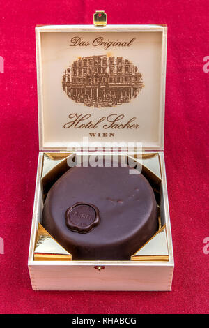 Boîte en bois contenant le gâteau au chocolat sachertorte original, l'hôtel Sacher, à Vienne, Autriche Banque D'Images