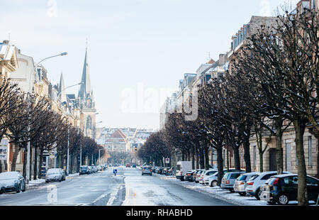 Strasbourg, France - Dec 18, 2018 : la vue Perspective de l'Avenue de la Foret-Noire rue couverte de neige et de voitures garées dans la rue Banque D'Images