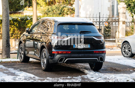 Strasbourg, France - Dec 18, 2018 : de luxe Noir nouvelle Citroen DS7 un compact VUS multisegment de luxe en stationnement sur une rue française dans l'hiver Banque D'Images