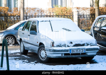 Strasbourg, France - Dec 18, 2018 : Volvo 740 Vintage voiture limousine garée sur rue française dans l'hiver Banque D'Images