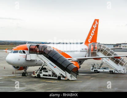 Bâle, Suisse - 11 nov 2018 : Airbus A319-111 HB-JYJ exploité par EasyJet airlines sur le tarmac de l'Aéroport International de Bâle-Mulhouse Banque D'Images