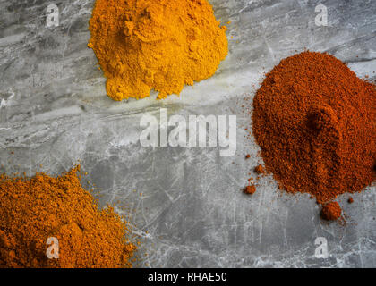 Les poudres d'épices séchées bio mixtes sur un plan de travail de cuisine en marbre photographié ci-dessus de l'arrière-plan Banque D'Images