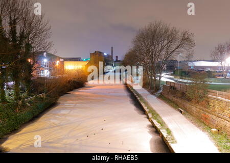 Un spectacle rare de la Leeds et Liverpool Canal dans Leeds qui a gelé avec mince couche de neige Banque D'Images