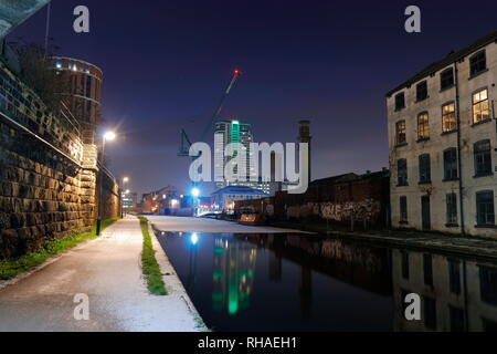 Une vue rare d'un canal gelé Leeds et Liverpool avec un saupoudrage de neige au grenier à quai dans le centre-ville de Leeds Banque D'Images