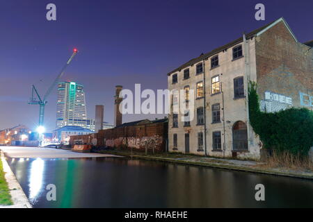 Une vue rare d'un canal gelé Leeds et Liverpool avec un saupoudrage de neige au grenier à quai dans le centre-ville de Leeds Banque D'Images