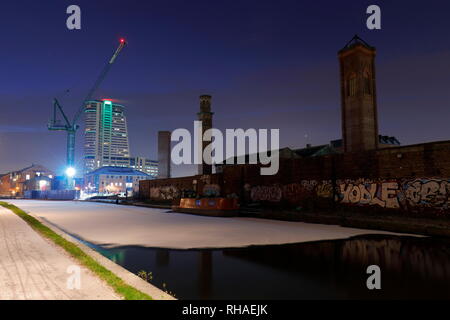 Une vue rare d'un canal gelé Leeds et Liverpool avec un saupoudrage de neige au grenier à quai dans le centre-ville de Leeds Banque D'Images