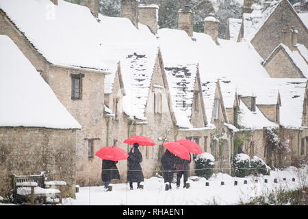 Les gens marchent dans la neige à Arlington Row, Bibury, dans les Cotswolds, le 1 février 2019, après une importante chute de neige. Banque D'Images