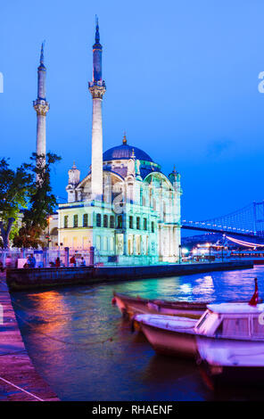 Istanbul, Turquie : Mosquée Ortakôy allumé au crépuscule. Il a été achevé en 1856 par l'architecte Garabet Balyan dans le côté du Bosphorus Besiktas Banque D'Images