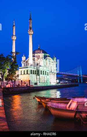 Istanbul, Turquie : Mosquée Ortakôy allumé au crépuscule. Il a été achevé en 1856 par l'architecte Garabet Balyan dans le côté du Bosphorus Besiktas Banque D'Images