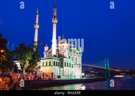 Istanbul, Turquie : Mosquée Ortakôy allumé au crépuscule. Il a été achevé en 1856 par l'architecte Garabet Balyan dans le côté du Bosphorus Besiktas Banque D'Images