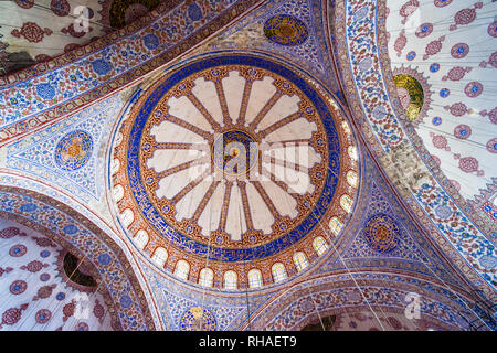 Le sultan Ahmed ou Mosquée Bleue intérieur et dômes Istanbul , Turquie Banque D'Images