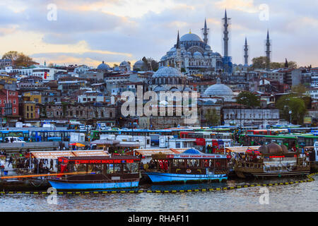 Istanbul, Turquie : Cityscape au coucher du soleil avec la mosquée de Soliman et les restaurants de poissons flottants sur la Corne d'or. Banque D'Images