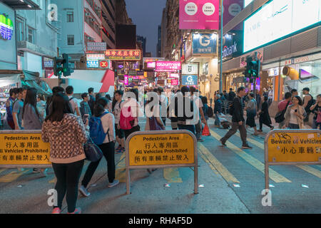 Kowloon, Hong Kong - 22 Avril 2017 : Zone piétons à Sai Yeung Choi Street Night Market à Mong Kok, Kowloon, Hong Kong. Banque D'Images